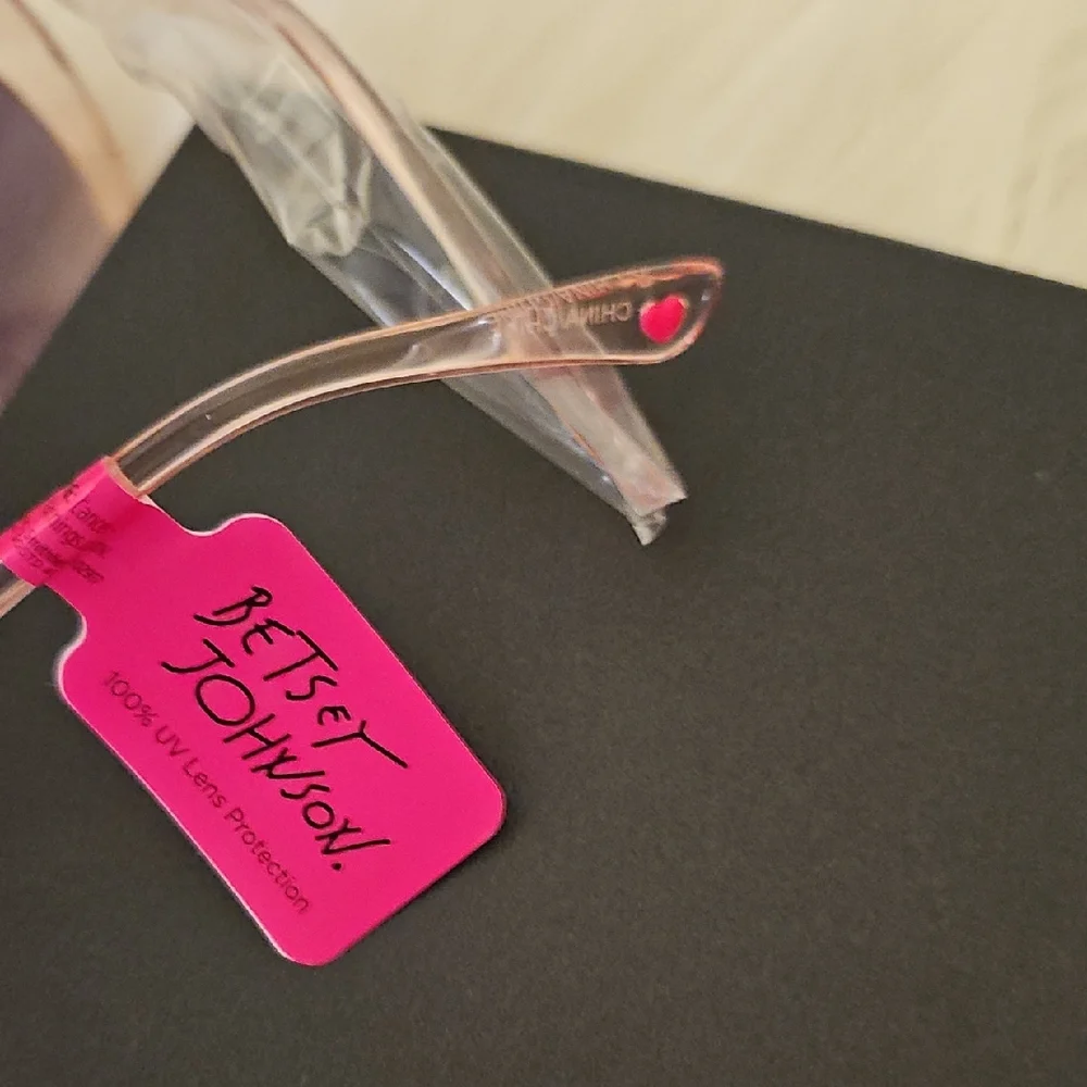 🎉HP NWT Betsey Johnson Pink Heart Sunglasses - Picture 6 of 10